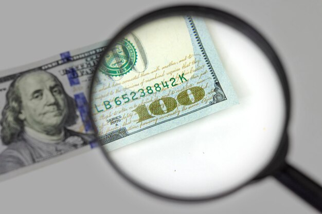 Lupe auf einem Stapel von 100-Dollar-Banknoten Überprüfung von verdächtigem Geld der Lupe