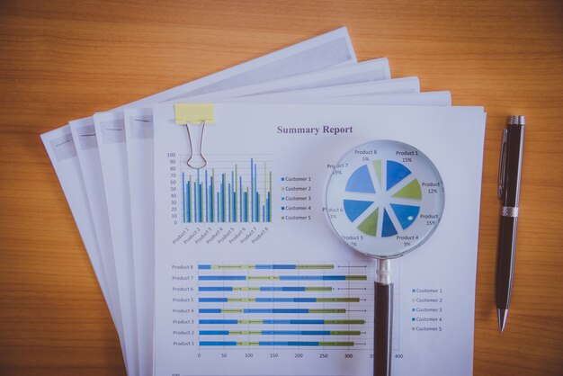 Lupe mit Papier graph.Analyse Konzepte