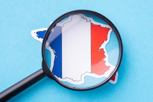 Lupe über einer Karte von Frankreich