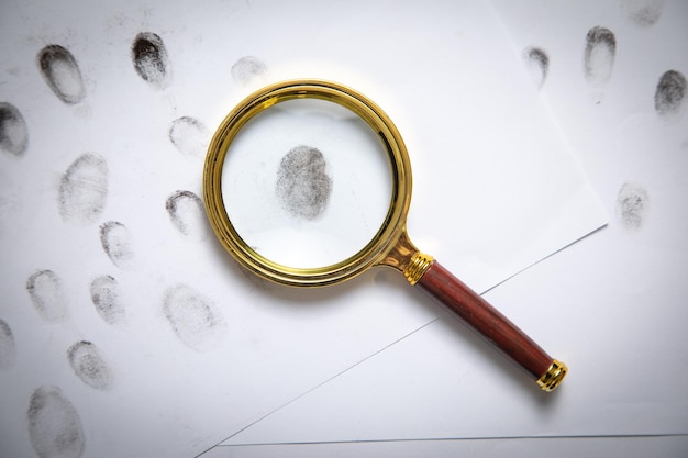 Foto lupe und fingerabdrücke detective investigation