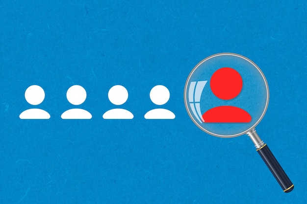 Lúpula enfocada en el icono rojo la gente selecciona a una persona en el equipo de recursos humanos