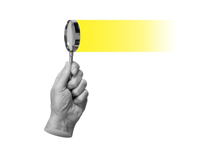Foto lúpula en la mano búsqueda centrada en la luz amarilla solución de visión y concepto de estudio