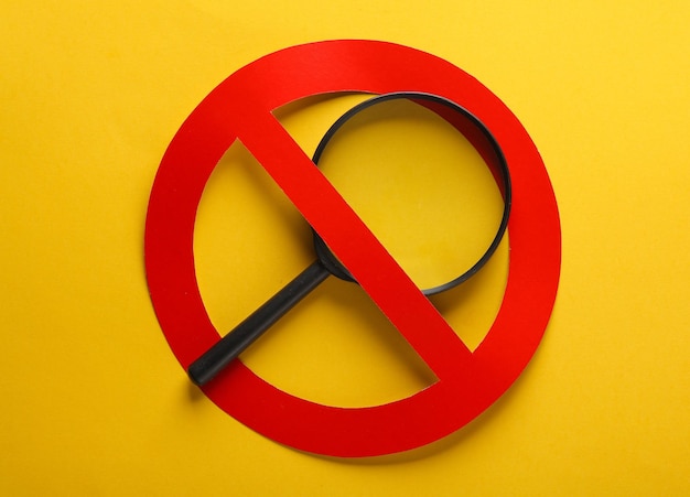 Lúpula con señal de prohibición sobre fondo amarillo