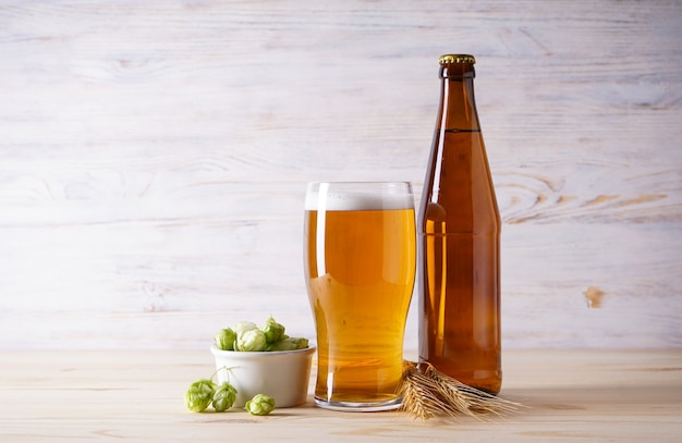 Lúpulo e cerveja light na mesa