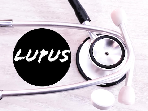 LUPUS término médico con estetoscopio y medicamentos