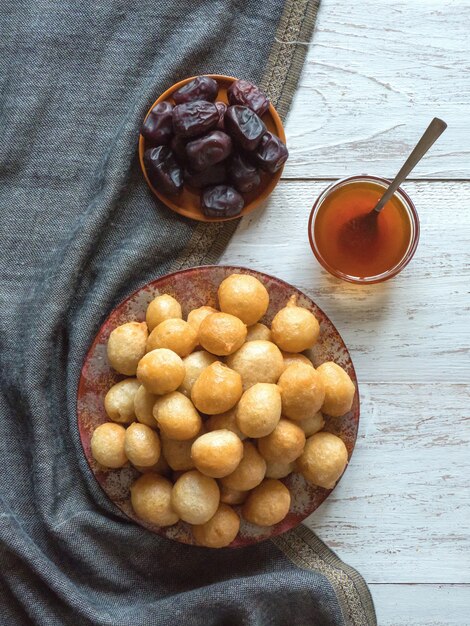 Luqaimat - albóndigas dulces árabes tradicionales. Dulce comida de Ramadán.