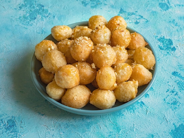 Luqaimat - bolinhos doces árabes tradicionais. comida doce do ramadã.