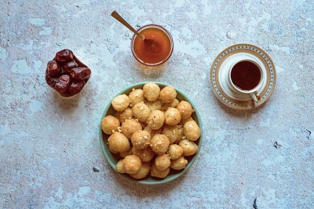 Luqaimat - bolinhos doces tradicionais dos Emirados Árabes Unidos. Bolinhos doces do Ramadã.