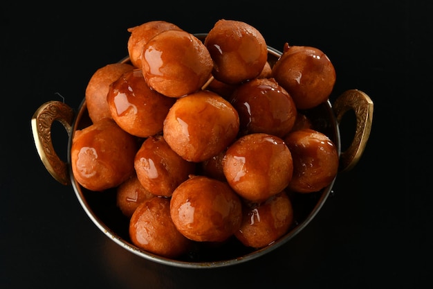luqaimat ou lokma. Lokma recém-frito empilhou uma sobremesa popular do Oriente Médio