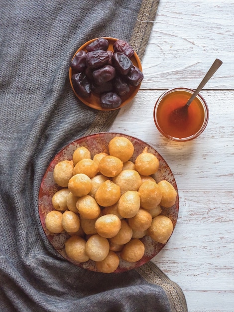 Luqaimat - traditionelle arabische süße Knödel. Süßes Ramadan-Essen.