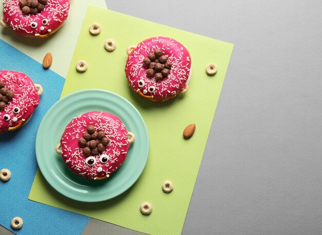 Lustig dekorierte Donuts auf dem Tisch