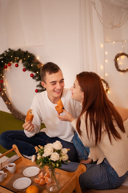 lustig sich gegenseitig zu füttern. Posieren für Models zu Weihnachten. Familienessen für Silvester, Frühstück im Bett