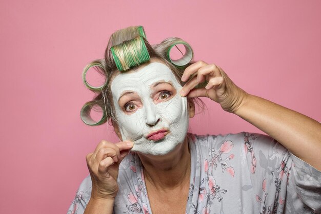 Foto lustige ältere frauen mit lehmmasken