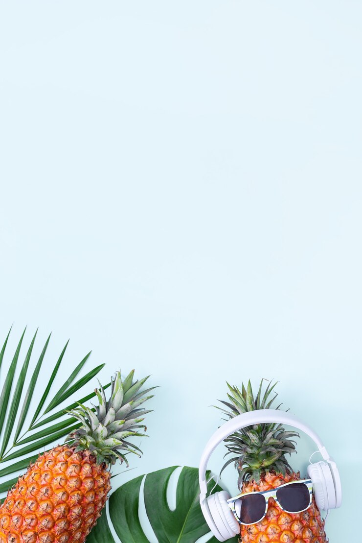 Lustige Ananas, die weiße Kopfhörer und Sonnenbrille über Blättern trägt