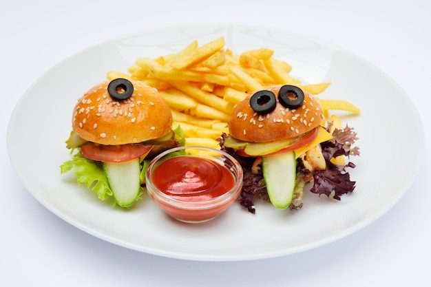 Lustige Baby-Burger auf einer Teller-Nahaufnahme mit Pommes Frites und Soße