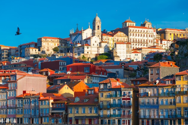 Lustige bunte Häuser in der Altstadt von Porto, Portugal