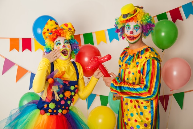 Foto lustige clowns auf einer bunten party