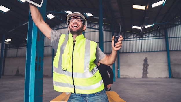 Lustige Fabrikarbeiter tanzen in der Fabrik