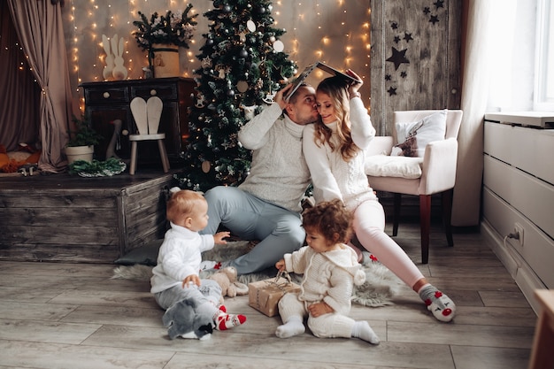 Lustige Familie mit Laptop und Kindern.