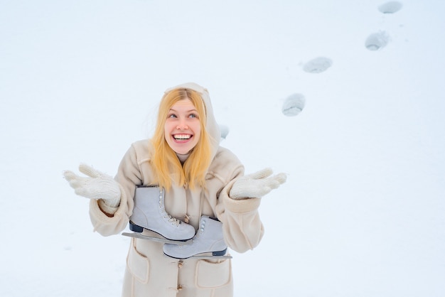 Lustige Frau mit Eislaufen.