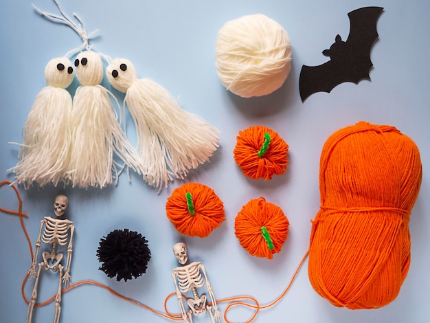 Lustige Geister und Schnurkürbisse Dekorationen für die Feiertage mit ihren eigenen Händen Halloween