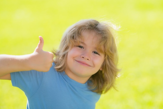 Lustige Kinder Emotionen im Freien Nahaufnahme Porträt eines süßen kleinen Kindes, das im Freien spielt süßer lustiger Blon