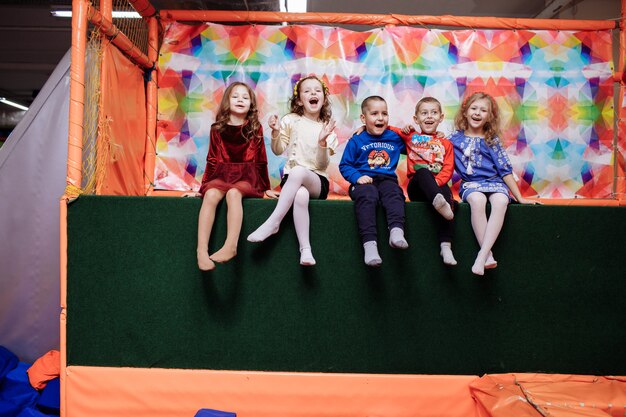 Foto lustige kindergesellschaft im unterhaltungszentrum. kinderparty. glückliche kindheit.