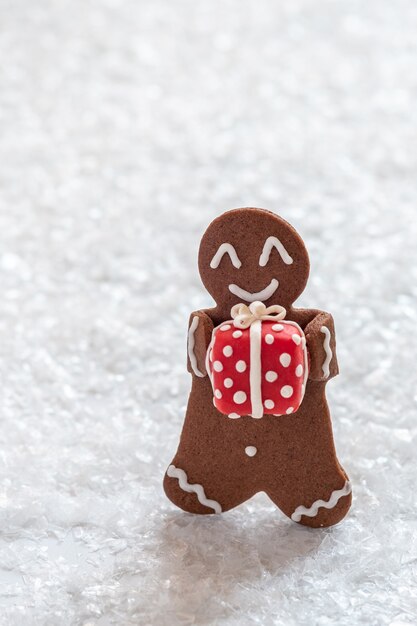 Lustige Lebkuchenplätzchenmänner mit winzigem Marzipanschneemann