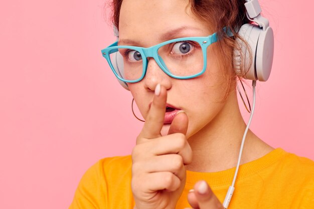 Lustige Mädchen Grimasse Kopfhörer Musik Unterhaltung Technologie rosa Hintergrund unverändert