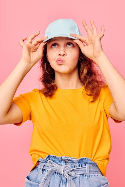 Foto lustige mädchen grimasse posiert sommer stil mode rosa hintergrund unverändert