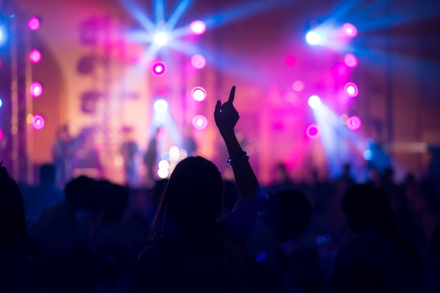 Lustige Mädchenhand oben im Konzert