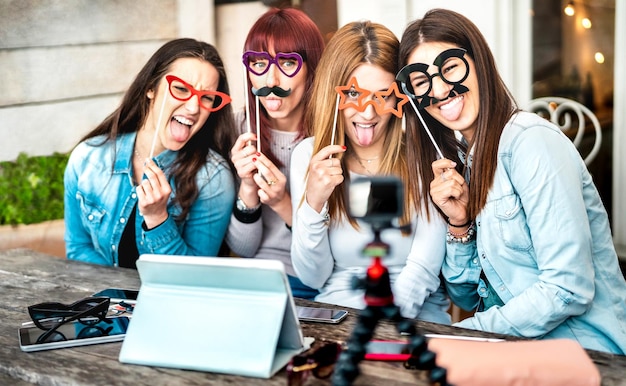 Lustige mileniale Frauen, die sich über eine digitale Webcam auf der Stream-Plattform amüsieren