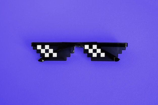 Lustige pixelige Boss-Sonnenbrille auf neuer blauer Pantone-Hintergrund-Gangster-Schwarz-Schläger-Leben-Meme-Brille ...