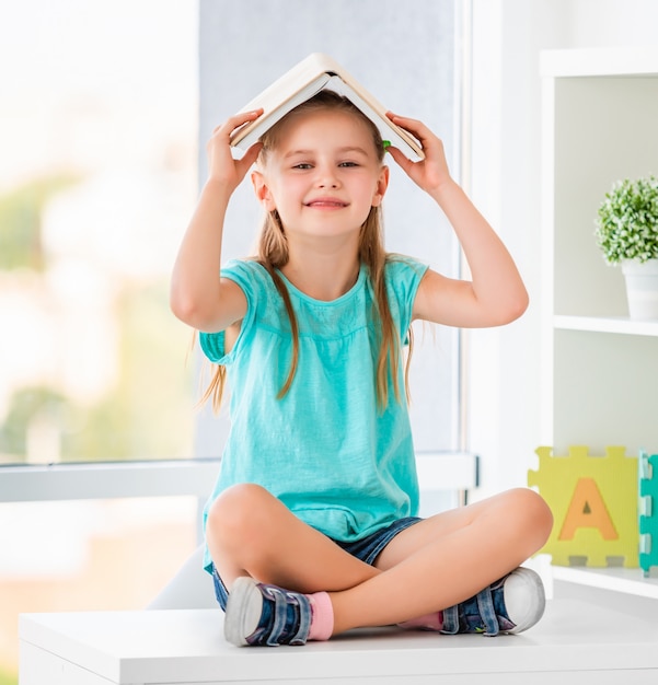 Lustige Schulkinderholding öffnete Buch