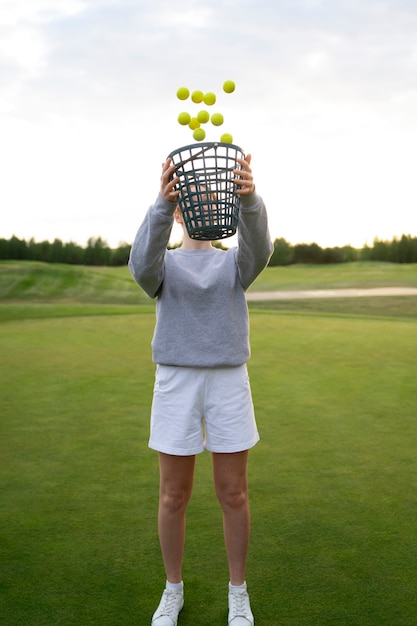 Foto lustige szene mit einer frau auf dem golfplatz