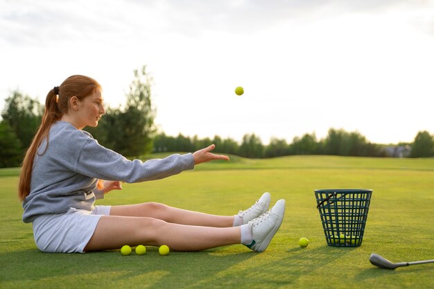 Foto lustige szene mit einer frau auf dem golfplatz