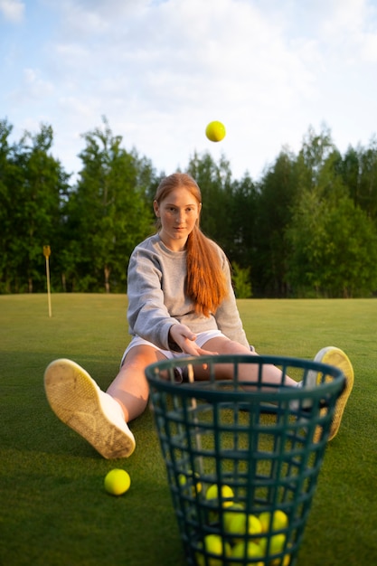 Foto lustige szene mit einer frau auf dem golfplatz