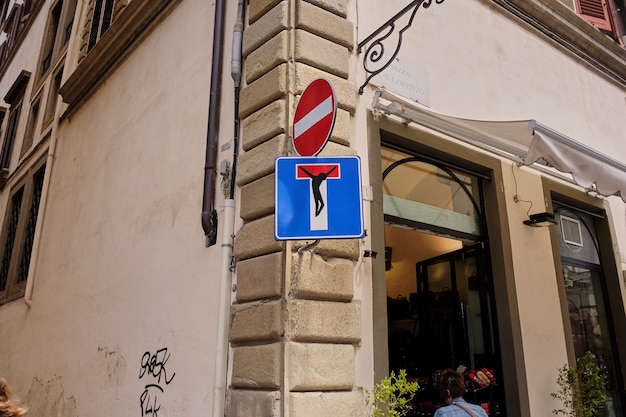 Lustige Verkehrsschilder No Entry und Dead End Straßenschilder in den Straßen von Florenz