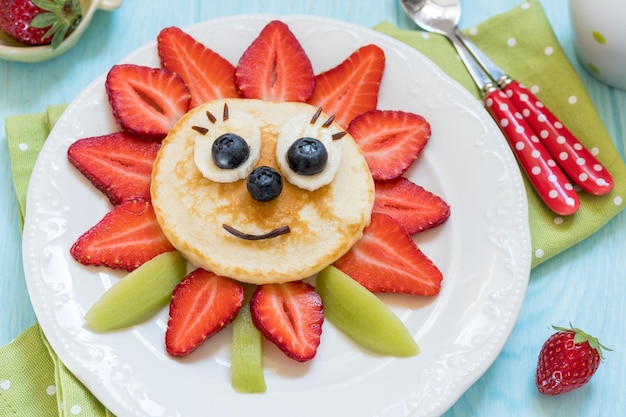 Lustiger Blumenpfannkuchen mit Beeren für Kinder