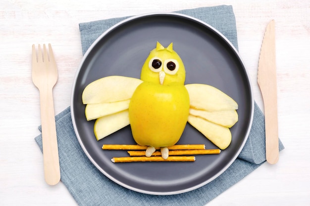 Lustiger Eulengesichtsform-Snack mit knusprigem Brotstroh aus Apfelweizen auf dem Teller