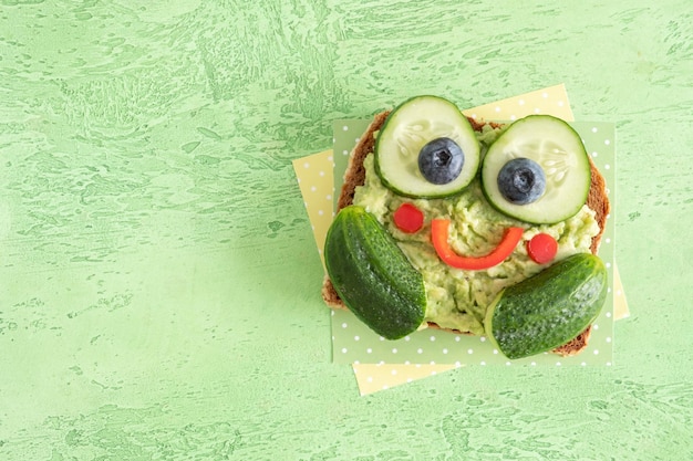 Lustiger Frosch-Toast mit Gurke und pürierter Avocado