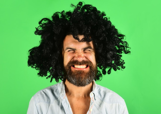 Lustiger Mann in schwarzer Perücke Mann mit Bart und Schnurrbart in lockiger Peripig bärtiger Hipster in schwarzer Curly