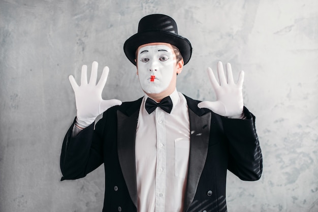 Foto lustiger pantomime-schauspieler mit make-up-maske. pantomime in anzug, handschuhen und hut.