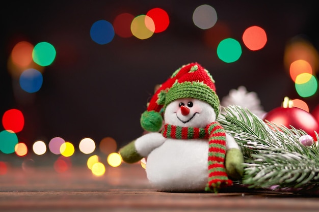 Lustiger Schneemann auf einem Weihnachtsabendhintergrund