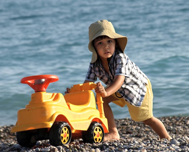 Lustiger Strand für kleine Jungen