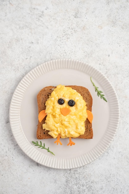 Lustiger Toast mit Rührei in Hühnchenform