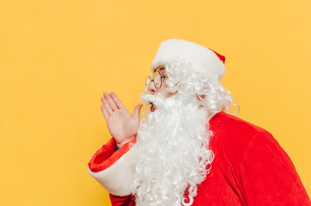 Lustiger Weihnachtsmann auf gelbem Hintergrund