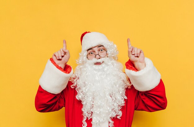 Lustiger Weihnachtsmann auf gelbem Hintergrund