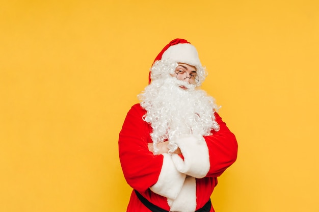 Lustiger Weihnachtsmann auf gelbem Hintergrund