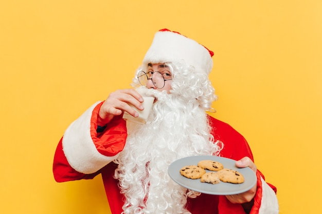 Lustiger Weihnachtsmann mit köstlichen Keksen